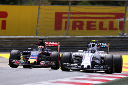 Valtteri Bottas, Williams FW37 y Max Verstappen, Scuderia Toro Rosso STR10 batalla por la posición