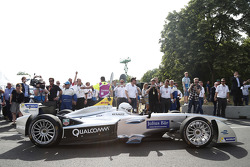 London Mayor Boris Johnson prova un'auto da Formula E car sul circuito di Battersea Park