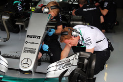Mercedes AMG F1 W06 alerón delantero trabajado por los mecánicos