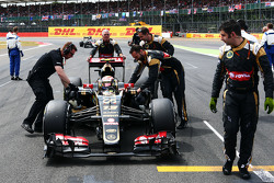 Pastor Maldonado, Lotus F1 E23 op de grid