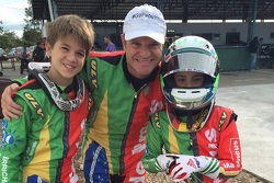 Rubens Barrichello ao lado dos filhos, Eduardo (E) e Fernando (D)