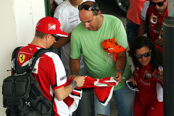 Kimi Raikkonen, Ferrari firma autógrafos para los aficionados