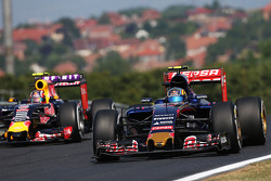 Carlos Sainz Jr., Scuderia Toro Rosso STR10 en Daniil Kvyat, Red Bull Racing RB11