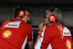 James Allison, Direttore Tecnico del telaio Ferrari, con Maurizio Arrivabene, Ferrari team principal