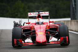 Sebastian Vettel, Ferrari SF15-T torna ai box con una gomma bucata