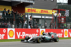 Ganador de la carrera Lewis Hamilton, de Mercedes AMG F1 W06 celebra y toma la bandera a cuadros al