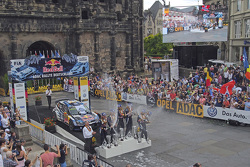 Podio: vincitori Sébastien Ogier e Julien Ingrassia, Volkswagen Polo WRC, Volkswagen Motorsport, sec