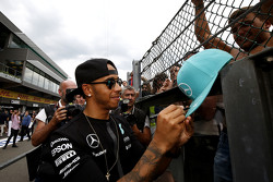 Lewis Hamilton, Mercedes AMG F1, firma autógrafos para aficionados