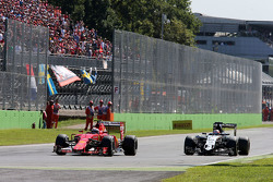 Kimi Raikkonen, Ferrari SF15-T y Nico Hulkenberg, Sahara Force India F1 VJM08 batalla por la posició