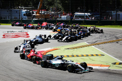 Start: Lewis Hamilton, Mercedes AMG F1 aan de leiding