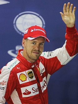 El ganador de la pole Sebastian Vettel, Ferrari