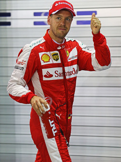 El ganador de la pole Sebastian Vettel, Ferrari