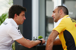 Toto Wolff, Mercedes AMG F1 Accionista y Director Ejecutivo con Cyril Abiteboul, Renault Sport F1 Di