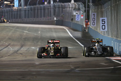 Romain Grosjean, Lotus F1 E23 y Sergio Pérez, Sahara Force India F1 VJM08 batalla por la posición