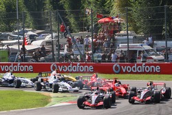 Start, Fernando Alonso, McLaren Mercedes, MP4-22 leads Lewis Hamilton, McLaren Mercedes, MP4-22, Felipe Massa, Scuderia Ferrari, F2007 and Kimi Raikkonen, Scuderia Ferrari, F2007