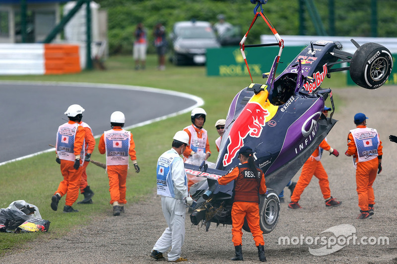 Гран При Японии 2015 года. Red Bull RB11 Даниила Квята эвакуируют после аварии в квалификации
