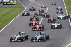 Lewis Hamilton, Mercedes AMG F1 W06 lidera al inicio de la carrera