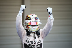Il vincitore della gara Lewis Hamilton, Mercedes AMG F1 Team festeggia nel parco chiuso