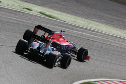 Will Stevens, Manor F1 Team, lidera a Fernando Alonso, McLaren MP4-30