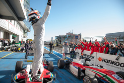 Felix Rosenqvist, Prema Powerteam Dallara F312 - Mercedes-Benz, siegt und holt sich den Meistertitel