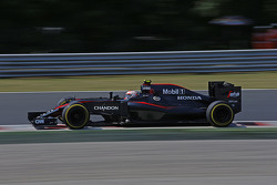 Jenson Button, McLaren MP4-30 con su nuevo patrocinador Chandon