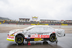 Auto con la cubierta para la lluvia en el pit lane