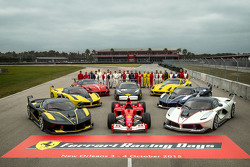 Gruppenfoto mit F1 Clienti, FXX-Demo und den Fahrern der Ferrari Challenge
