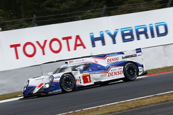 丰田车队1号丰田TS040 Hybrid赛车:安东尼·戴维森、塞巴斯蒂安·布耶米、中岛一贵