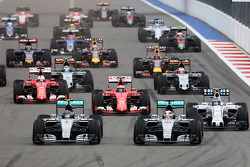Inicio: Nico Rosberg, Mercedes AMG F1 lidera a su compañero de equipo Lewis Hamilton, Mercedes AMG F