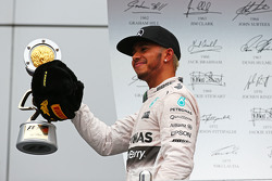 Il vincitore Lewis Hamilton, Mercedes AMG F1 festeggia sul podio