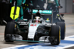 Lewis Hamilton, Mercedes AMG F1 W06 fa un pit stop