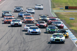 Start: #7 Bentley Team HTP Bentley Continental GT3: Jeroen Bleekemolen, Luca Stolz, in Führung