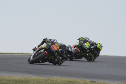 Bradley Smith, Tech 3 davanti a Pol Espargaro, Tech 3