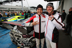 #911 Porsche Team Porsche 911 GT3 R: Nick Tandy, Frédéric Makowiecki feiern Platz 3