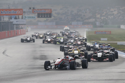 Start zum 3. Rennen: Felix Rosenqvist, Prema Powerteam, Dallara Mercedes-Benz, in Führung