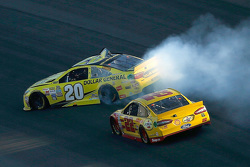 Matt Kenseth, Joe Gibbs Racing Toyota, dreht sich vor Joey Logano, Team Penske Ford, weg