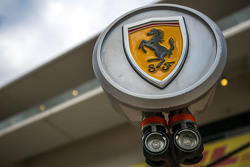 Ferrari-Logo an der Boxenausrüstung