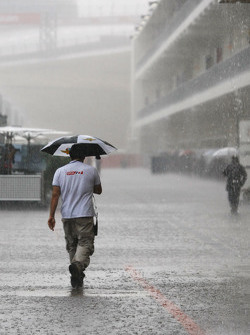 Fuertes lluvias retrasan el inicio de FP2