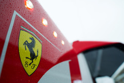 Regentropfen auf dem Ferrari-Logo