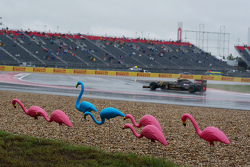 Pastor Maldonado, Lotus F1 E23 pasa flamencos de plástico