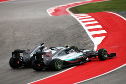 Nico Rosberg, Mercedes y Lewis Hamilton, Mercedes hacen contacto al inicio
