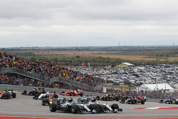 (Da sx a dx): Nico Rosberg, Mercedes AMG F1 W06 e il compagno di squadra Lewis Hamilton, Mercedes AM