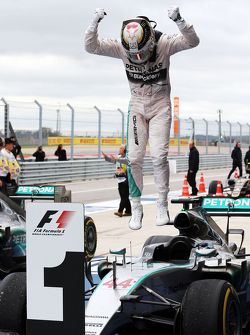 1. und Weltmeister 2015: Lewis Hamilton, Mercedes AMG F1 W06, feiert im Parc Fermé