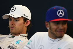 Tweede plaats Nico Rosberg, Mercedes AMG F1 en winnaar en wereldkampioen Lewis Hamilton, Mercedes AM