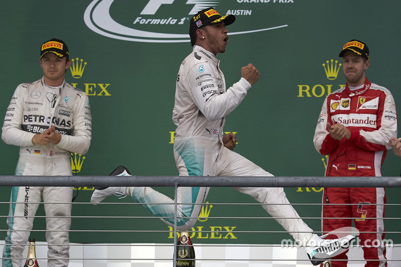 Yarış galibi ve Dünya Şampiyonu Lewis Hamilton, Mercedes AMG F1, ikinci Nico Rosberg, Mercedes AMG F
