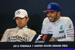 Secondo Nico Rosberg, Mercedes AMG F1 con il compagno di squadral vincitore della gara e campione de