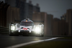 #17 Porsche Team Porsche 919 Hybrid: Timo Bernhard, Mark Webber, Brendon Hartley
