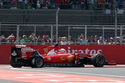 Sebastian Vettel, Ferrari SF15-T, mit Reifenschaden in der ersten Runde