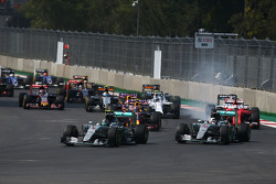 Nico Rosberg, Mercedes AMG F1 W06, führt nach dem Start vor Lewis Hamilton, Mercedes AMG F1 W06