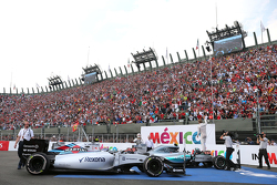 Il vincitore della gara Nico Rosberg, Mercedes AMG F1 Team, il secondo classificato Lewis Hamilton,
